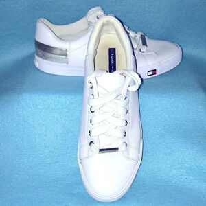 𝅺TOMMY HILFIGER Laddi 2 women’s low top white gold silver size 7 1/2 M